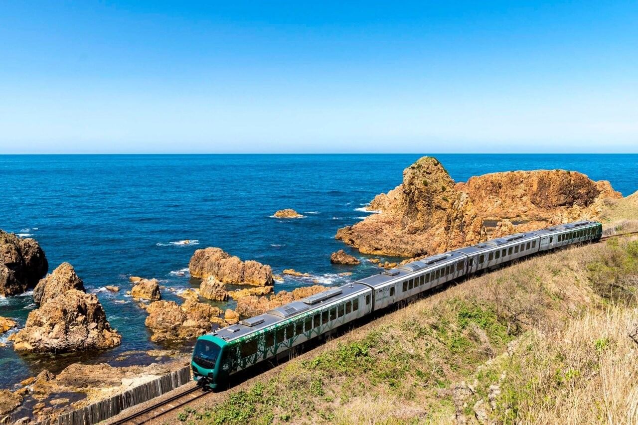 新幹線極北青函行 #02青森篇：弘前搭五能線觀光列車Resort 白神號的夏日海景鐵道旅