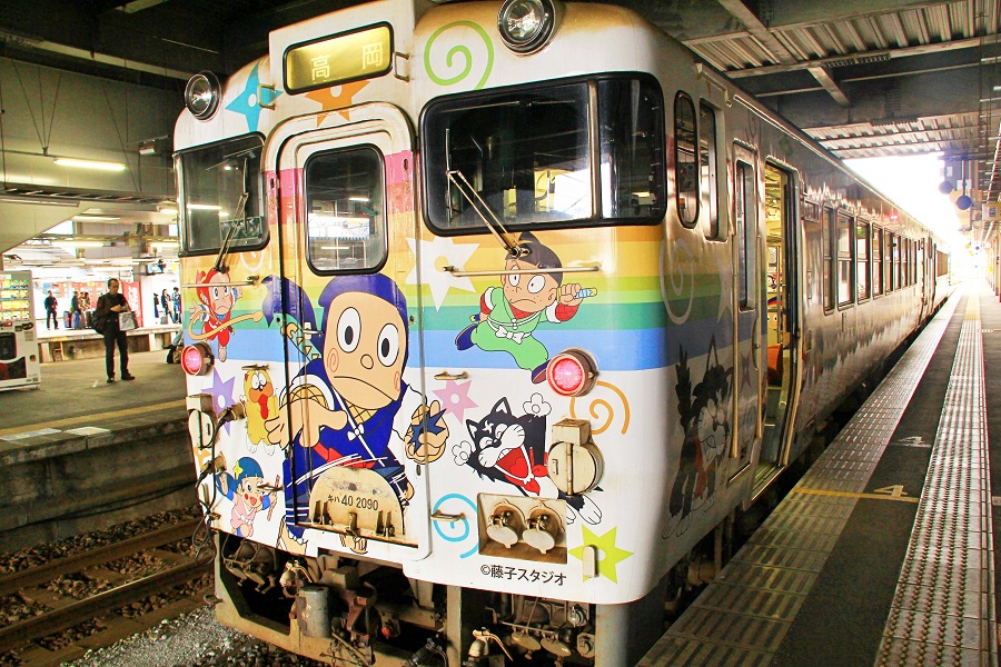 搭乘忍者哈特利列車，相遇雨晴海岸的立山連峰絕景