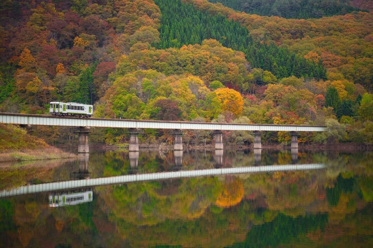 日本東北、北信越賞楓：紅葉電車纜車推薦 品味電影膠卷似的秋絕景