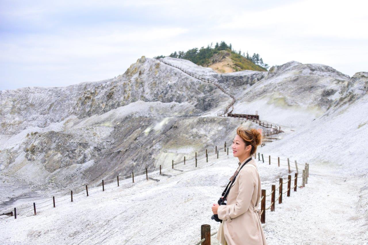 日本三大靈地之一！川原毛地獄惡地地形震撼人心的霜白幻境