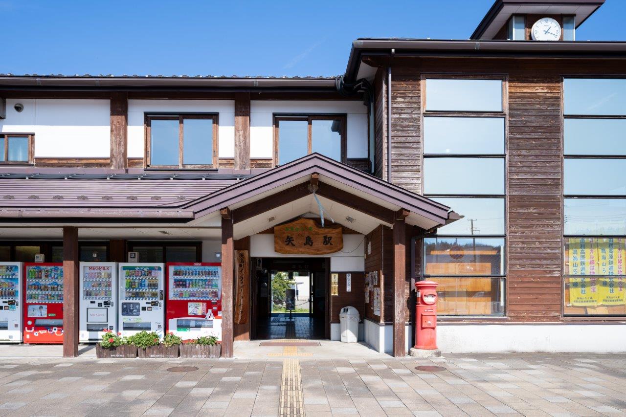 松子婆婆用最溫暖親切的問候與互動，歡迎旅客蒞臨由利高原鐵道矢島站