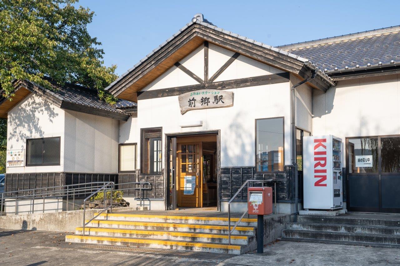 在台灣也很難得一見的路牌交換，在由利高原鐵道前鄉站可以同時看到兩台列車交接