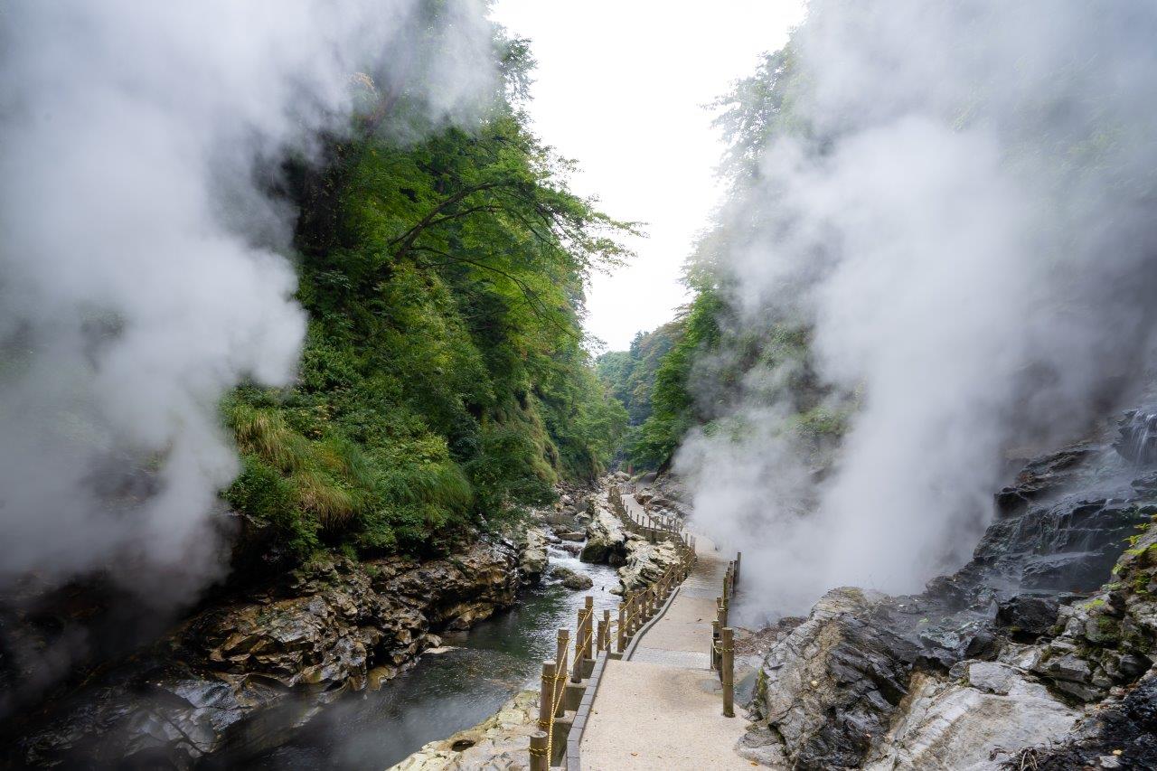 深入秋田絕景，感受小安峽大噴湯98度的熱情與夢幻的迷霧峽谷